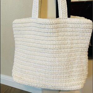 It’s NWOT H&M White Straw Bag